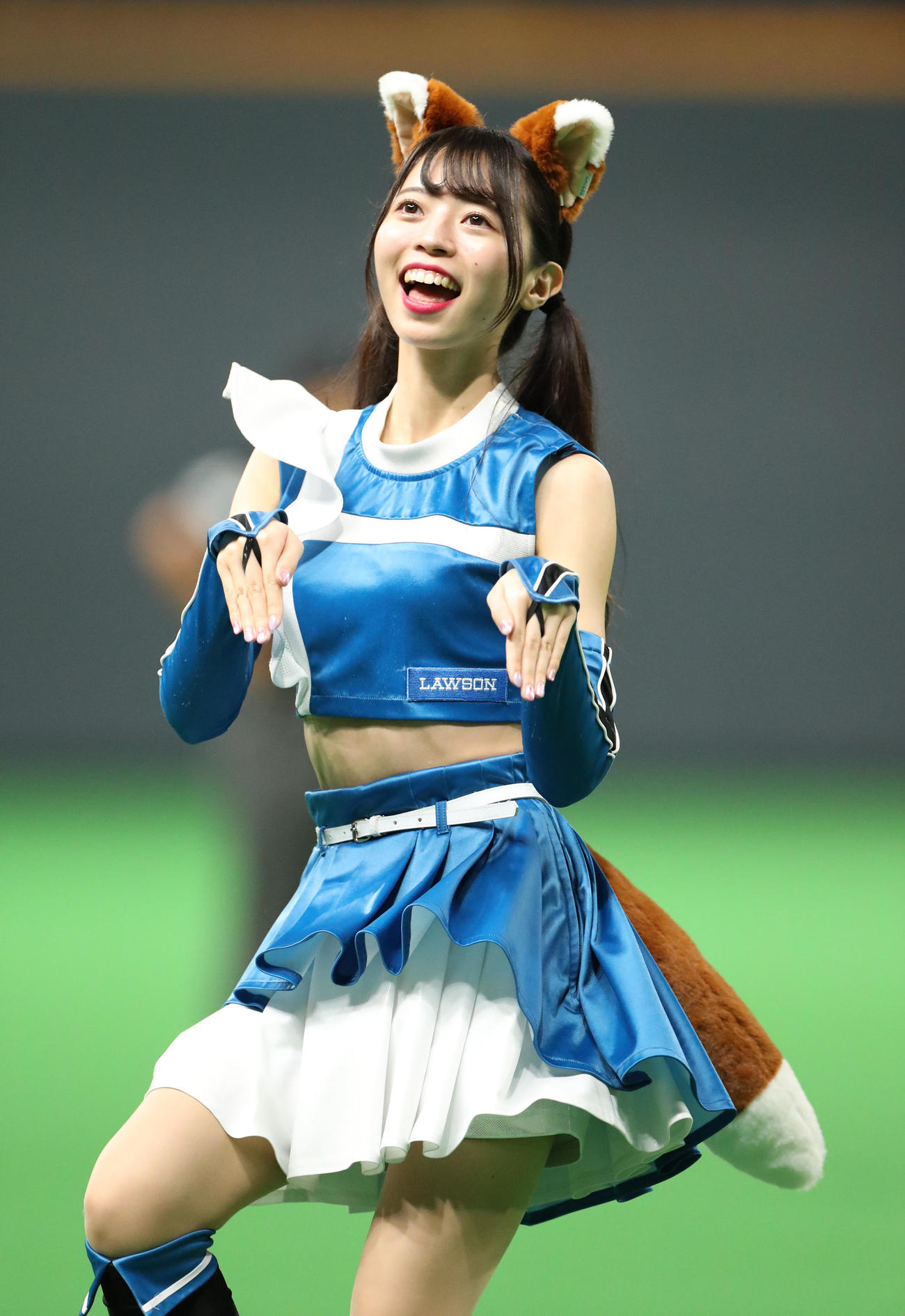 「きつねダンス」を踊るファイターズガール塩澤美咲