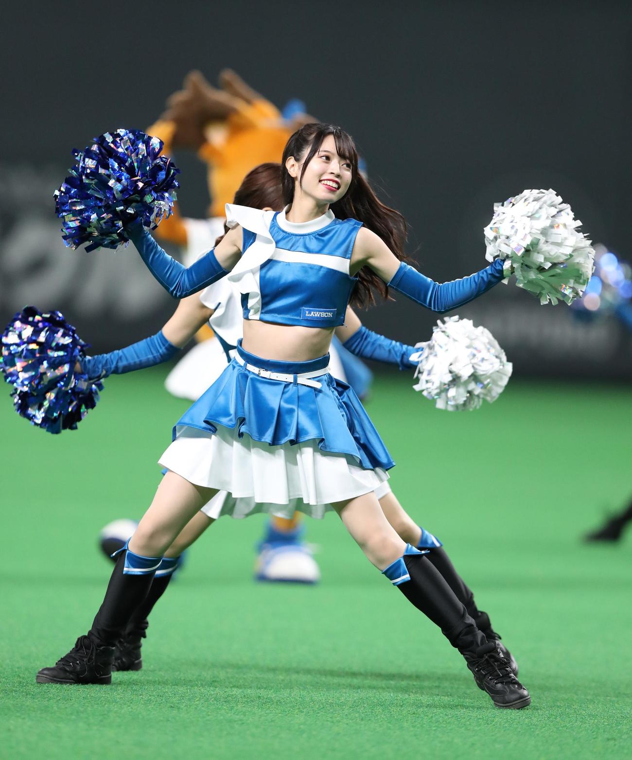 オープニングダンスを踊るファイターズガール塩澤美咲
