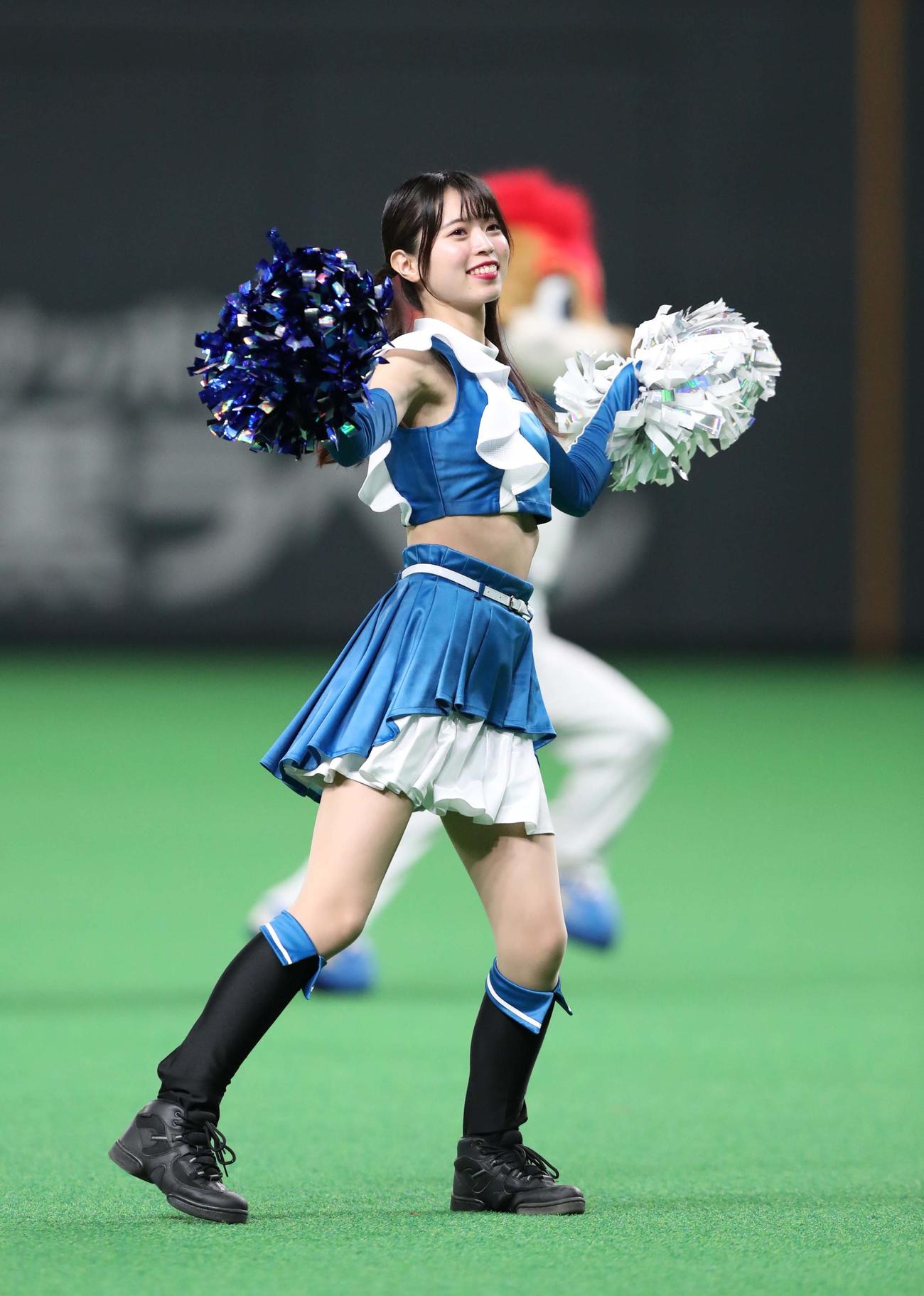 オープニングダンスを踊るファイターズガール塩澤美咲