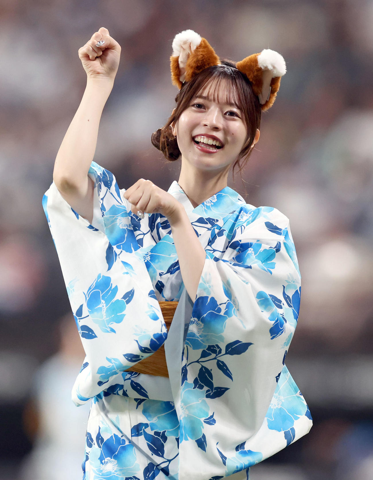 浴衣姿で「きつねダンス」を踊るファイターズガールの塩澤美咲さん