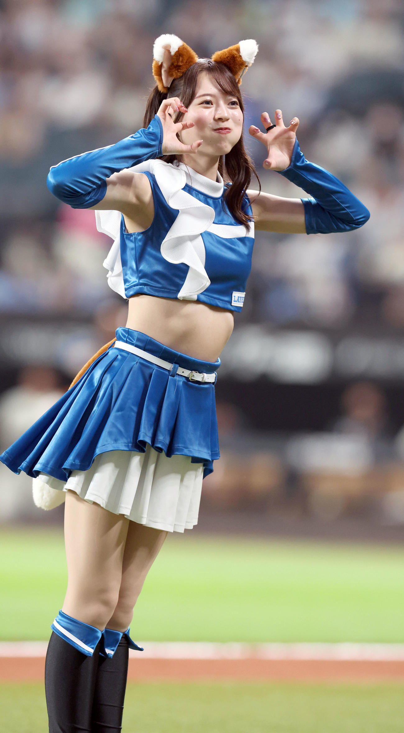 「きつねダンス」を披露するファイターズガールの塩澤美咲