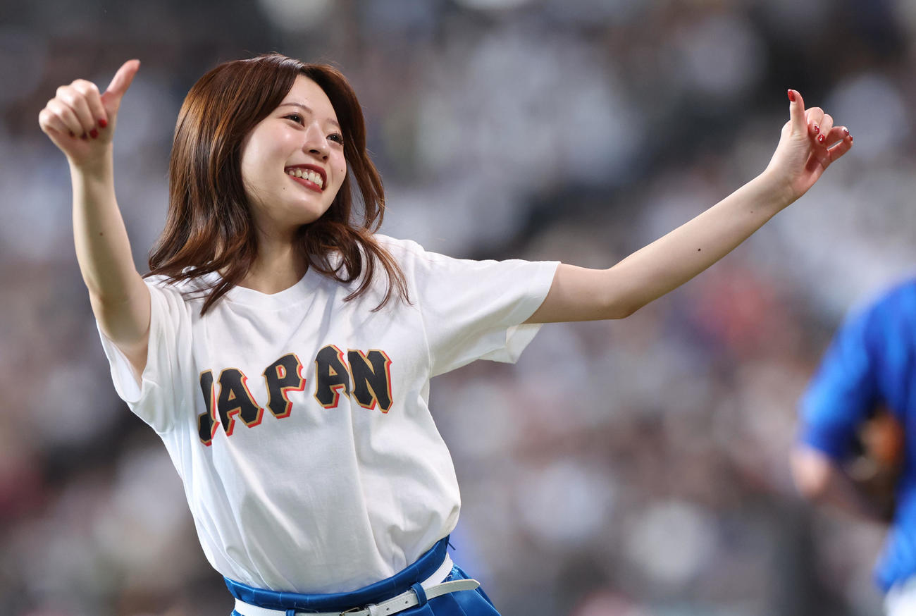 日韓ドリームプレーヤーズゲームのプラクティスユニホームを着て踊るファイターズガールの塩澤美咲