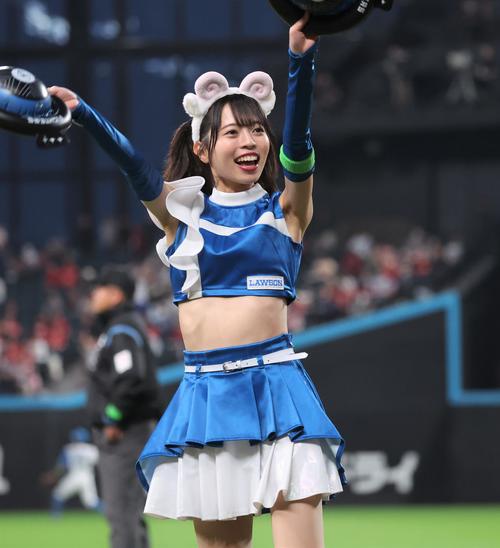 ジンギスカンダンスを踊るファイターズガールの塩澤美咲