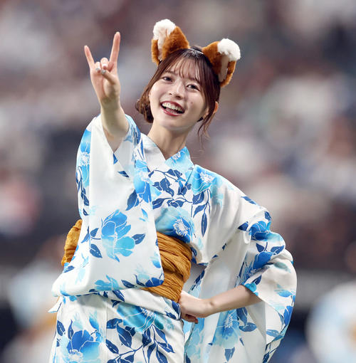 日本ハム対ロッテ　浴衣姿で「きつねダンス」を踊るファイターズガールの塩澤美咲