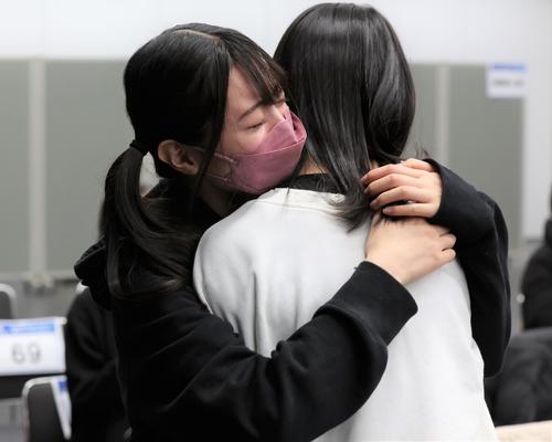 2023年のファイターズガールオーディションに合格し抱き合う塩澤美咲（左）