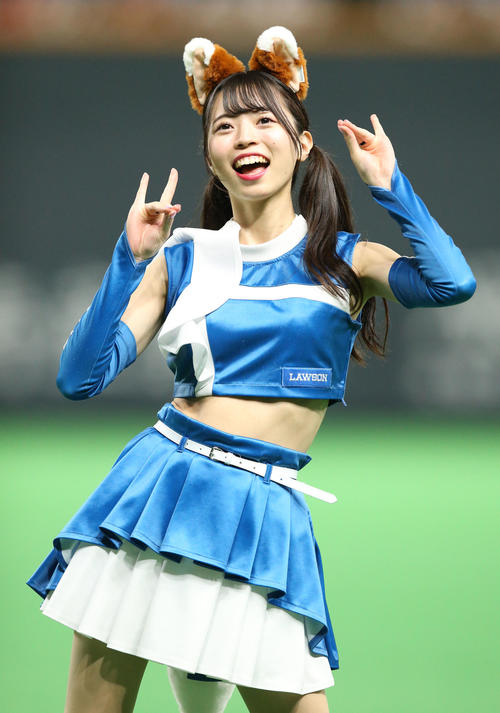 「きつねダンス」を踊るファイターズガール塩澤美咲