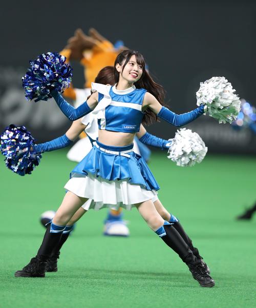 オープニングダンスを踊るファイターズガール塩澤美咲