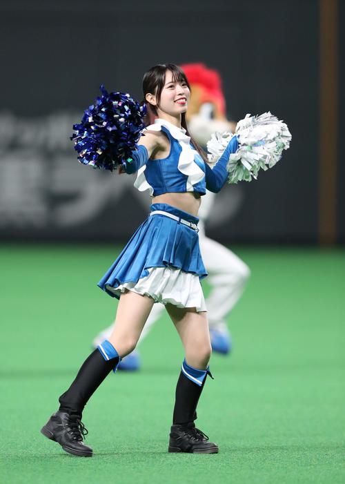 オープニングダンスを踊るファイターズガール塩澤美咲