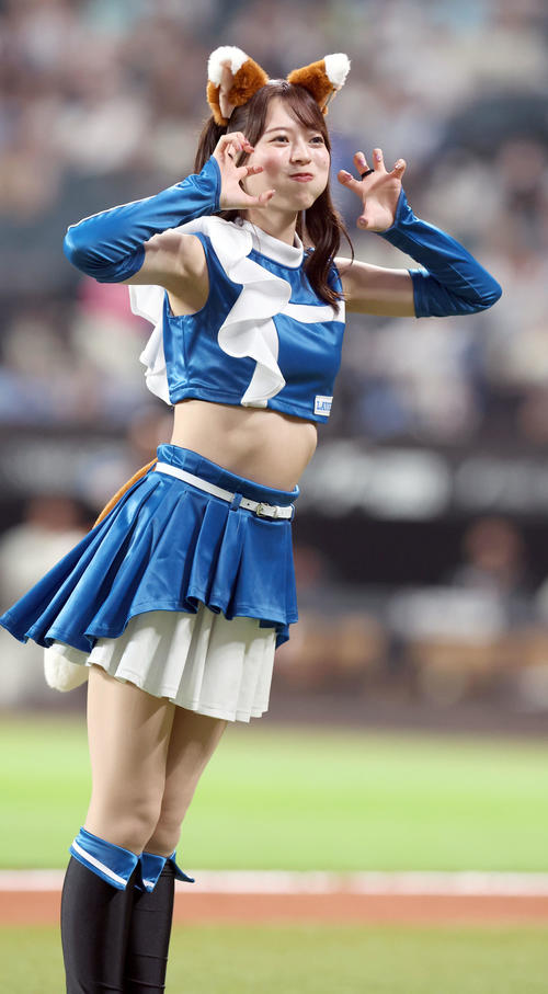 「きつねダンス」を披露するファイターズガールの塩澤美咲