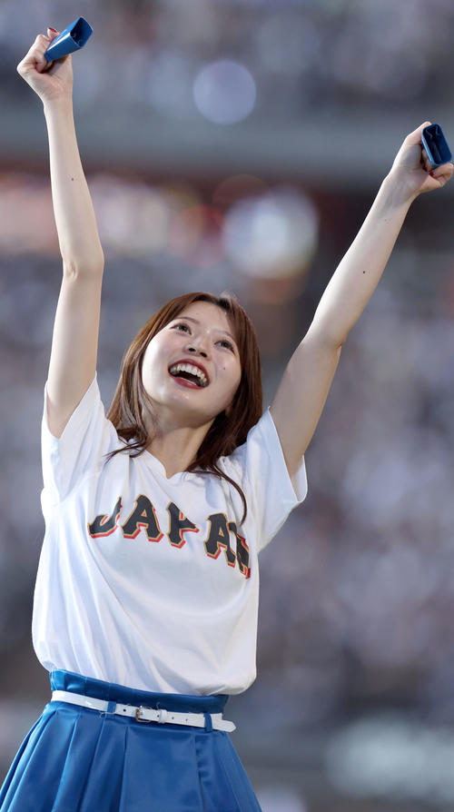 日韓ドリームプレーヤーズゲームのプラクティスユニホームを着るファイターズガールの塩澤美咲