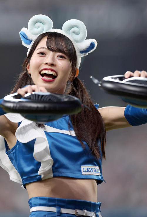 「ジンギスカンダンス」を踊るファイターズガールの塩澤美咲
