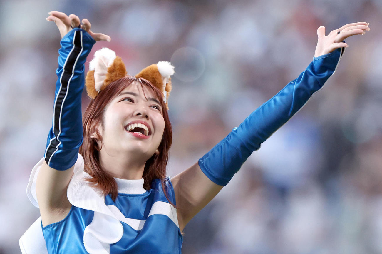 エスコンフィールドでパフォーマンスを行うファイターズガール高野実