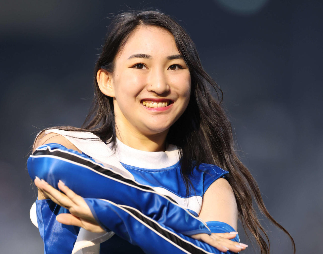 エスコンフィールドでパフォーマンスを行うファイターズガール志堅原花音