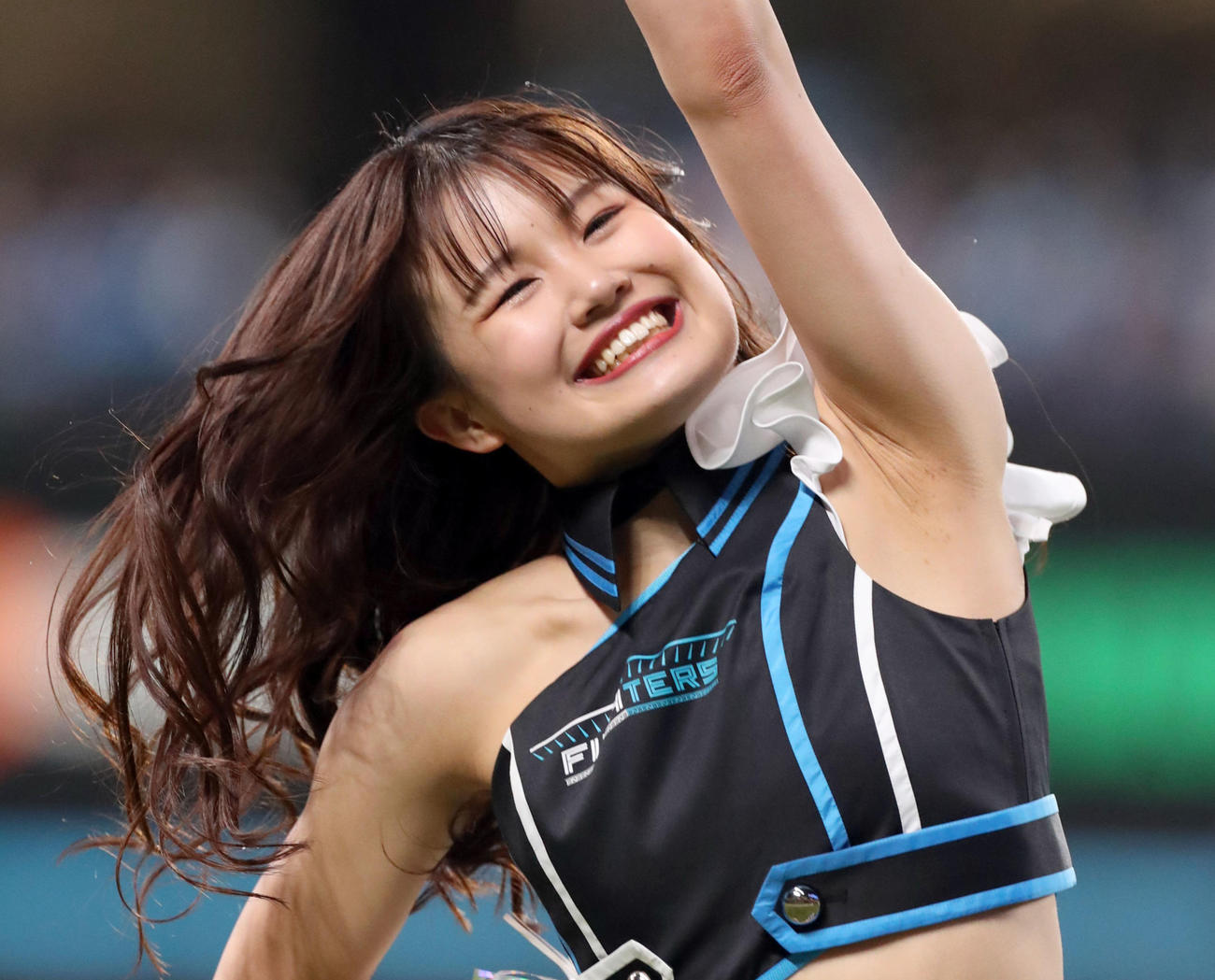 エスコンフィールドでパフォーマンスを行うファイターズガール鈴木志織