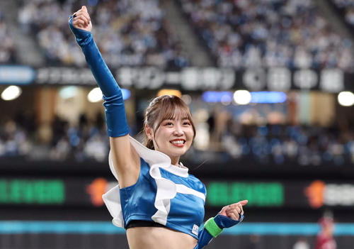 エスコンフィールドでパフォーマンスを行うファイターズガール竹市琴美