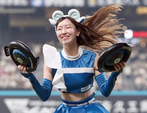 エスコンフィールドでパフォーマンスを行うファイターズガール千葉しずく