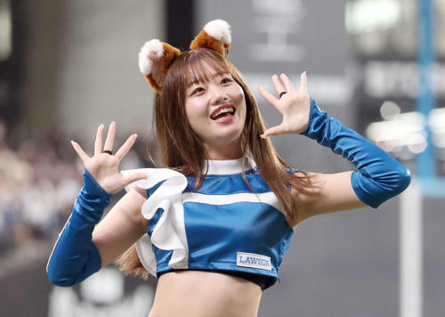 エスコンフィールドでパフォーマンスを行うファイターズガール新井田愛理