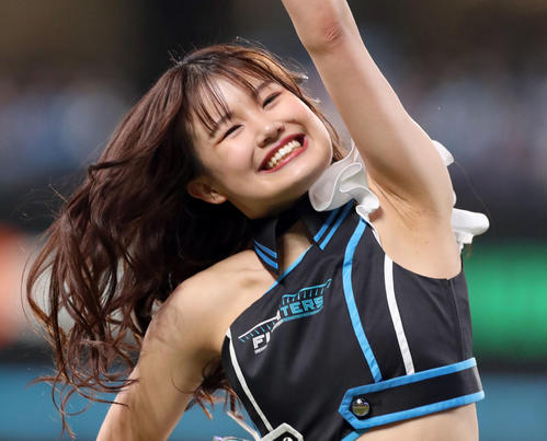 エスコンフィールドでパフォーマンスを行うファイターズガール鈴木志織