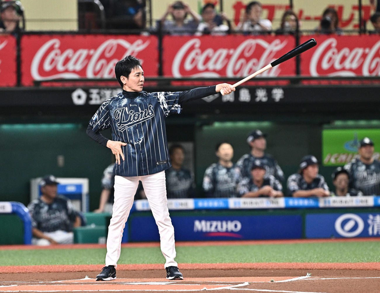 西武対日本ハム　試合前のセレモニアルバッテイングに臨む郷ひろみ（撮影・滝沢徹郎）