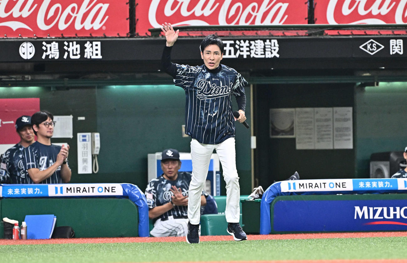 西武対日本ハム　試合前のセレモニアルバッテイングに臨む郷ひろみ（撮影・滝沢徹郎）
