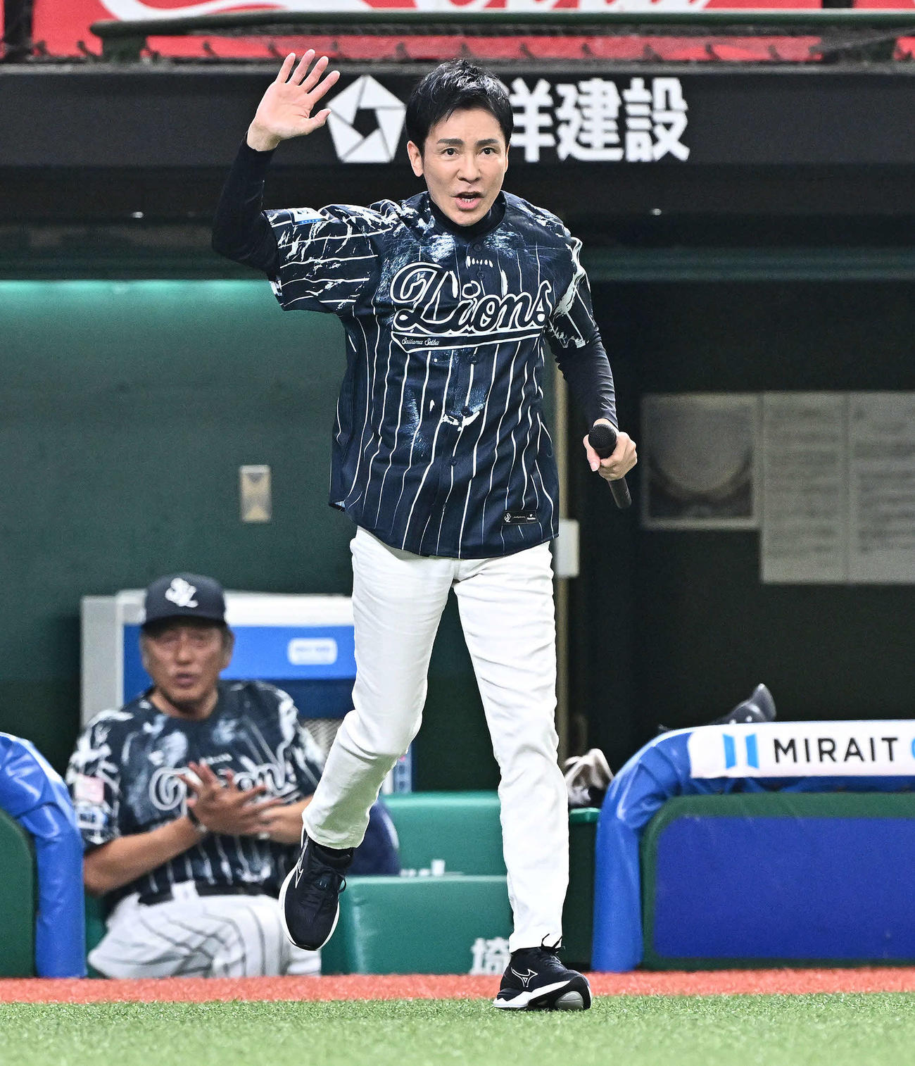 西武対日本ハム　試合前のセレモニアルバッテイングに臨む郷ひろみ（撮影・滝沢徹郎）