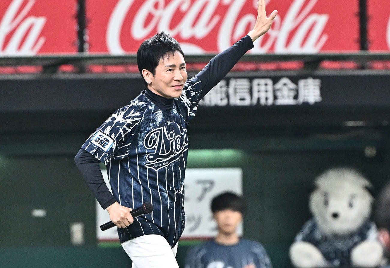 西武対日本ハム　試合前のセレモニアルバッテイングに臨む郷ひろみ（撮影・滝沢徹郎）