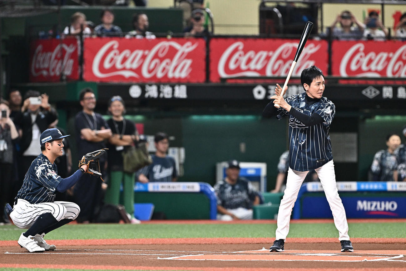 西武対日本ハム　試合前のセレモニアルバッテイングに臨む郷ひろみ（右）と捕手を務める西武蛭間（撮影・滝沢徹郎）