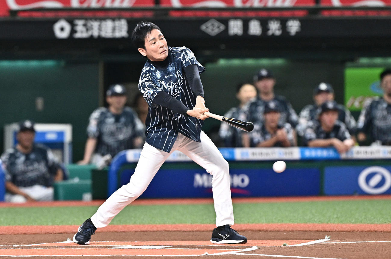 西武対日本ハム　試合前のセレモニアルバッテイングに臨む郷ひろみ（撮影・滝沢徹郎）