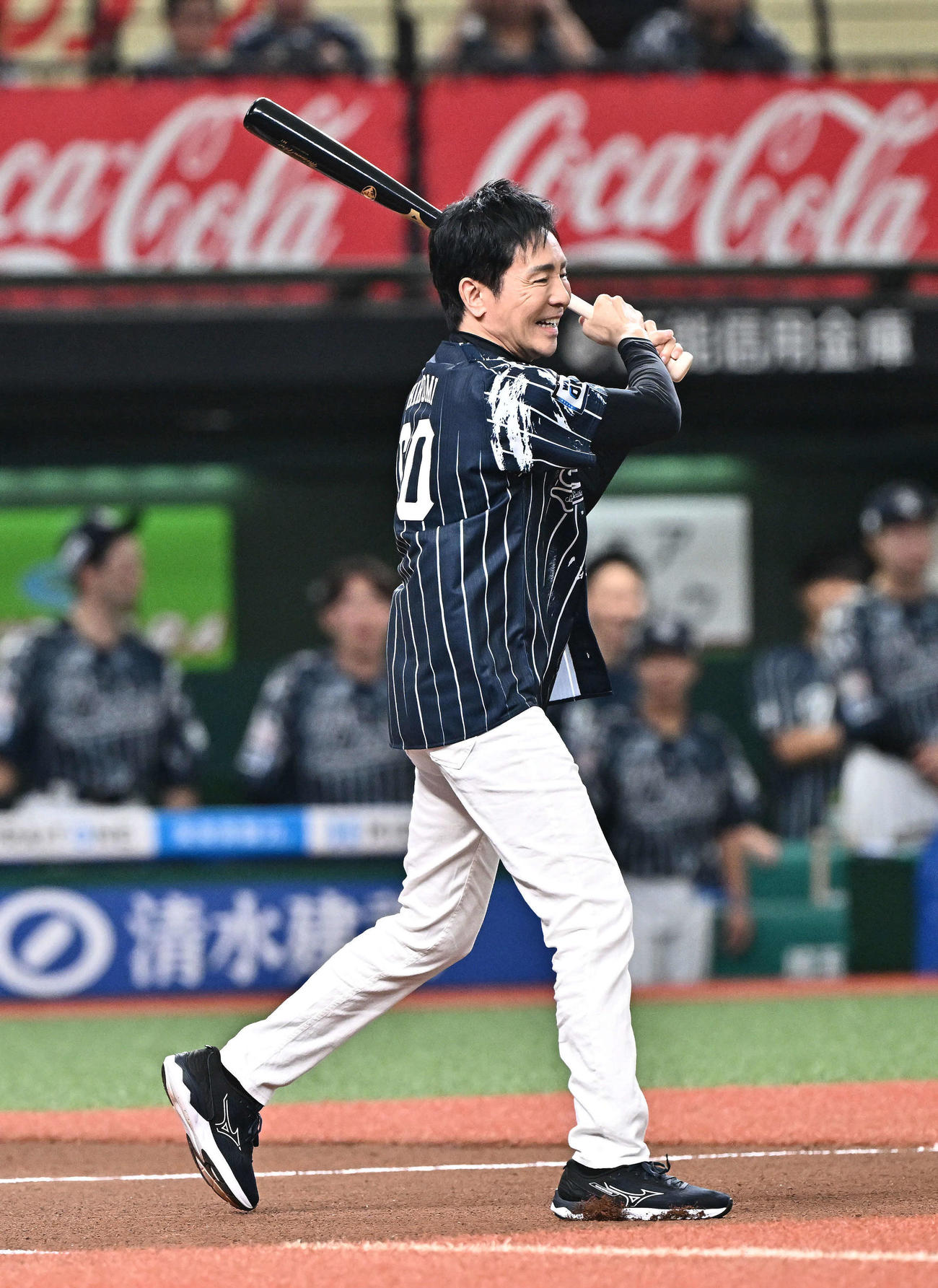西武対日本ハム　試合前のセレモニアルバッテイングに臨む郷ひろみ（撮影・滝沢徹郎）