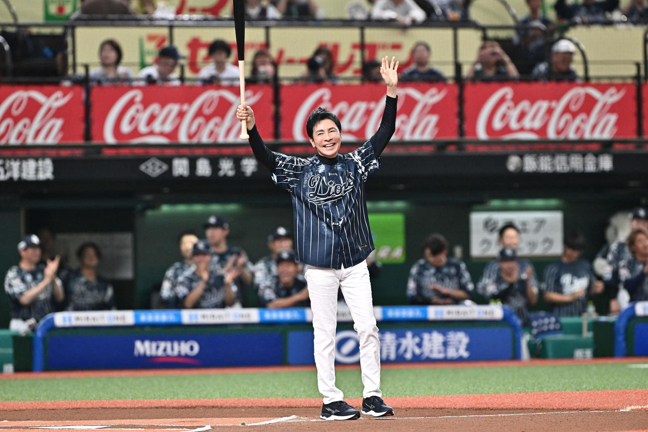 西武対日本ハム　試合前のセレモニアルバッテイングを終え手を振る郷ひろみ（撮影・滝沢徹郎）