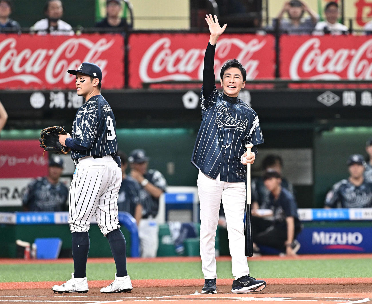 西武対日本ハム　試合前のセレモニアルバッテイングを終え手を振る郷ひろみ（右）と捕手を務めた西武蛭間（撮影・滝沢徹郎）