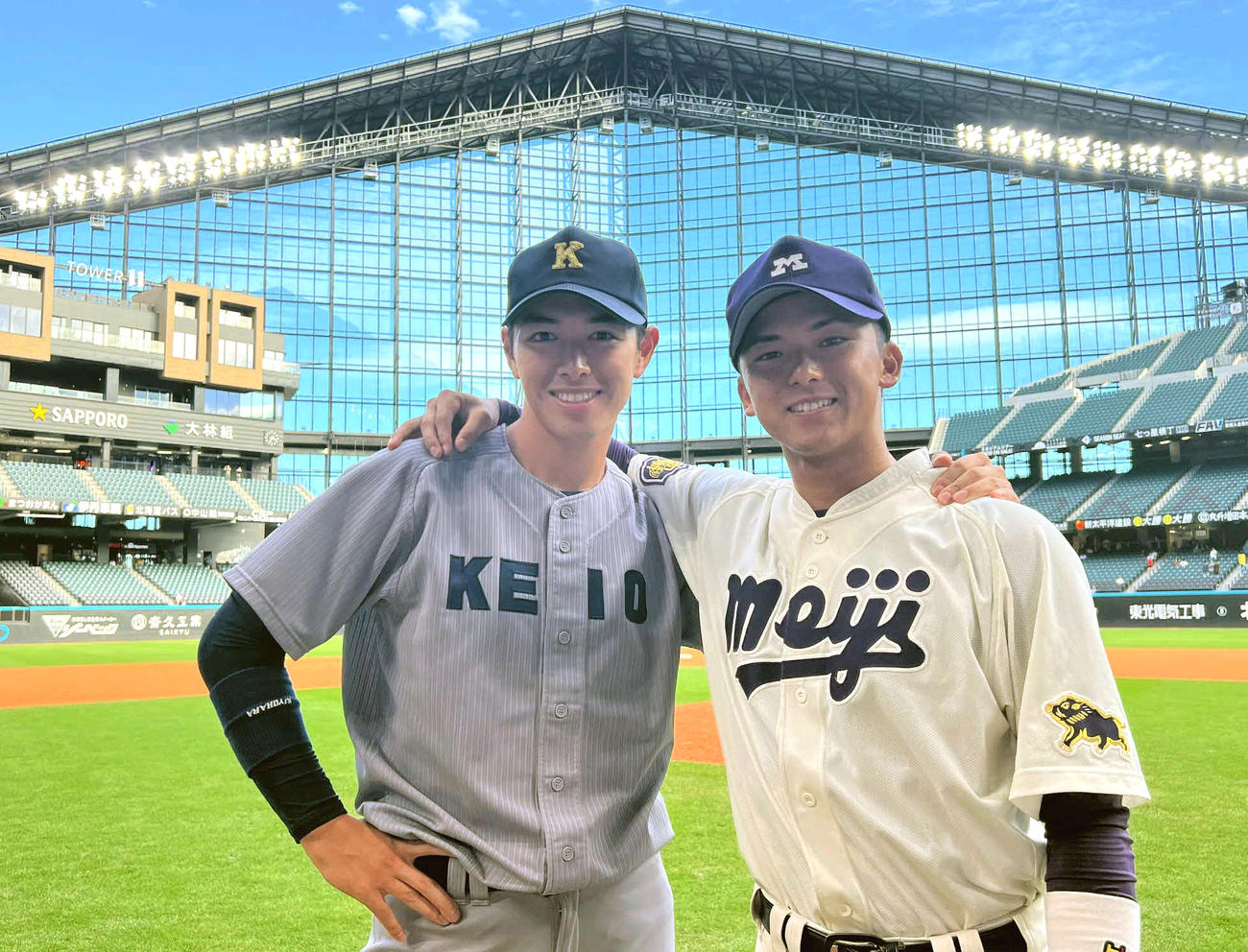 東京6大学野球オールスター戦に出場した明大・宗山（右）と慶大・清原（撮影・金子真仁）