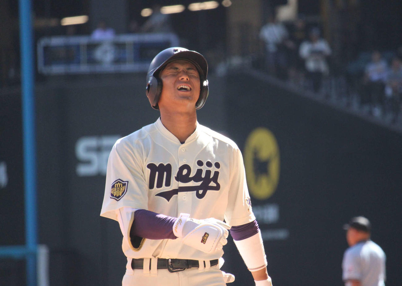 東京6大学野球オールスター戦でセンターへの大飛球が好捕され悔しがる明大・宗山（撮影・金子真仁）