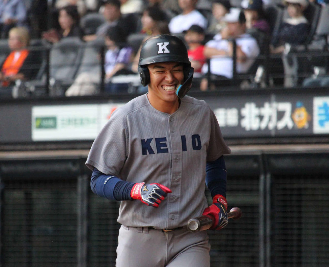 東京6大学野球のオールスター戦でセンターへの大飛球が好捕され悔しがる慶大・清原（撮影・金子真仁）