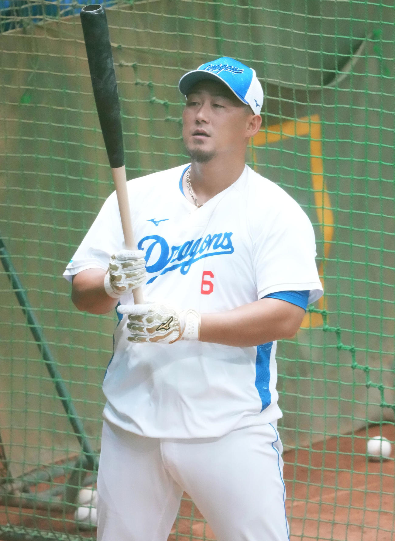 打撃練習をする中田（撮影・森本幸一）
