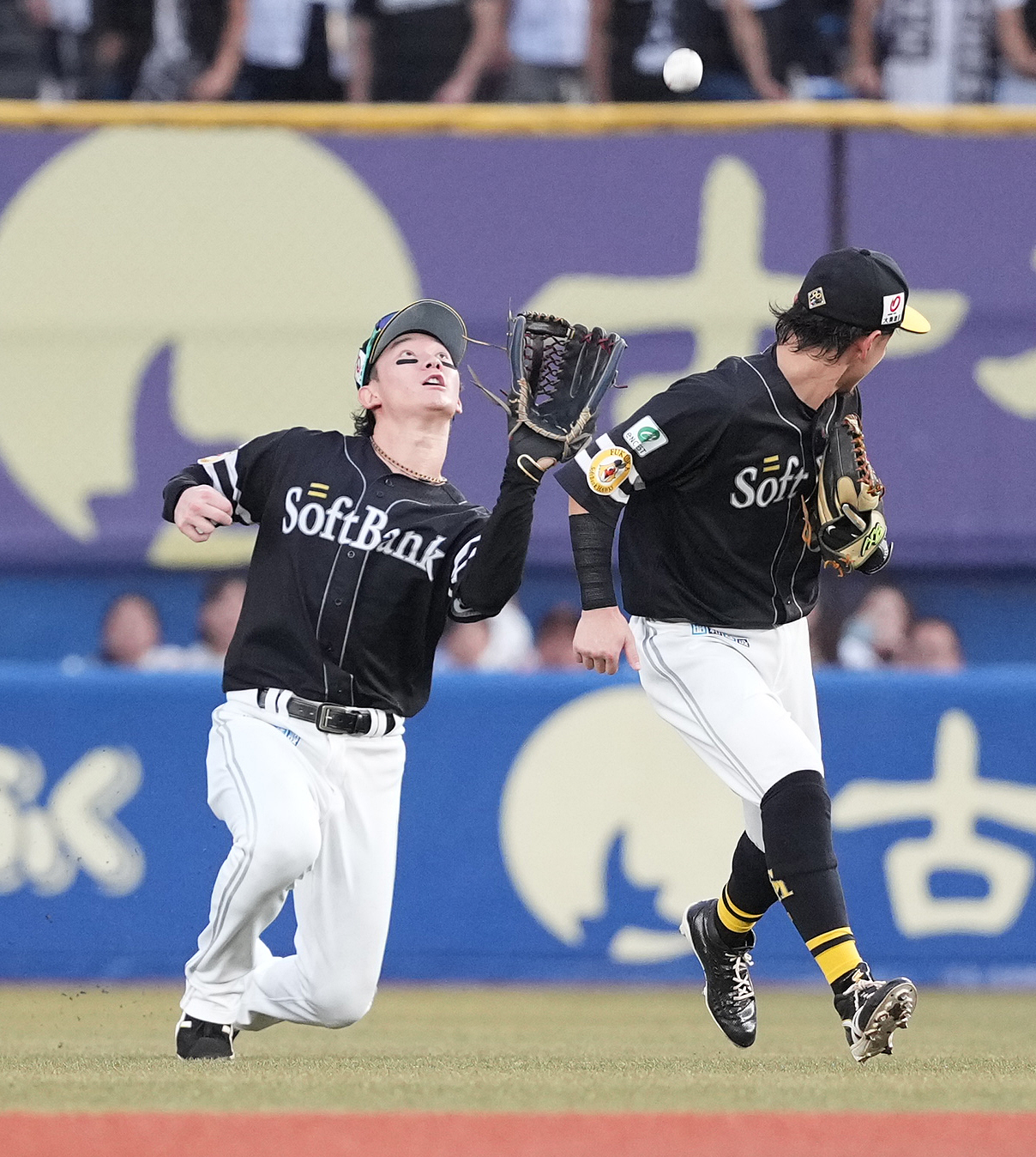 ロッテ対ソフトバンク　4回裏ロッテ1死、角中の打球を落球する右翼手正木。右は二塁手牧原大（撮影・鈴木みどり）