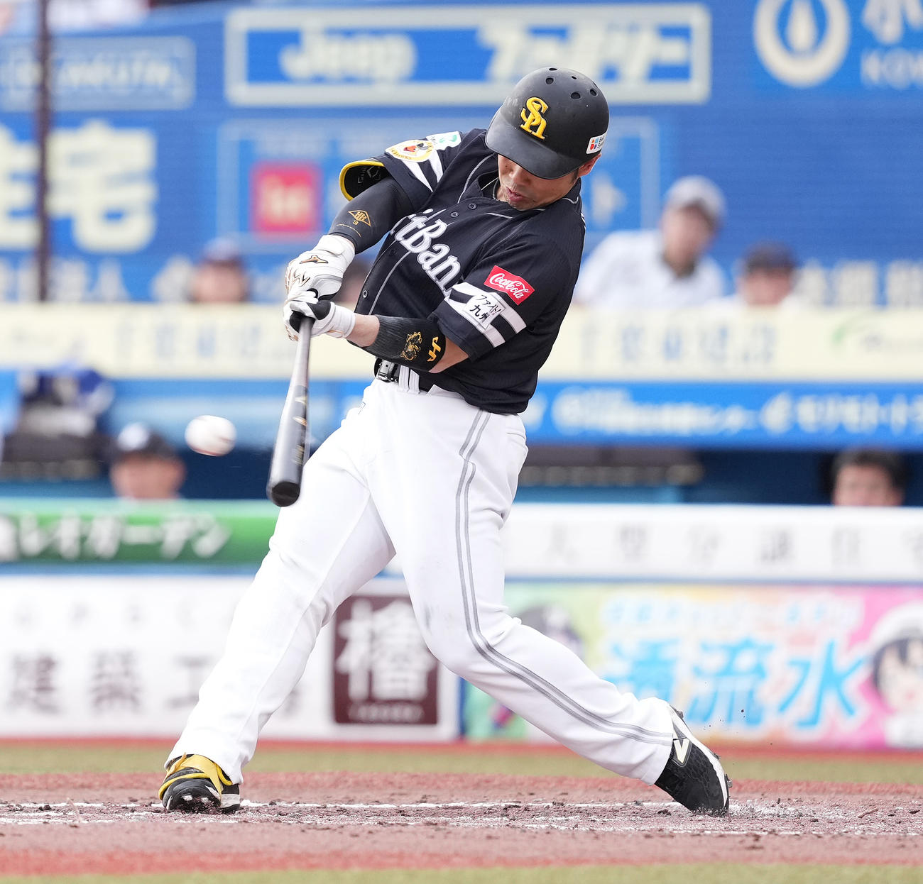ロッテ対ソフトバンク　3回表ソフトバンク2死満塁、先制の右3点適時二塁打を放つ近藤（撮影・鈴木みどり）