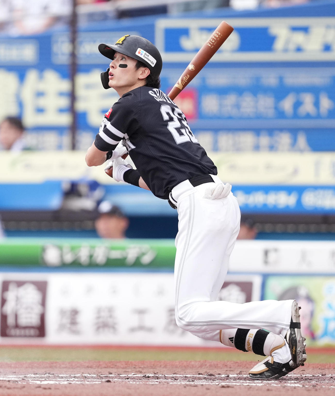 ロッテ対ソフトバンク　3回表ソフトバンク1死、左三塁打を放つ周東（撮影・鈴木みどり）