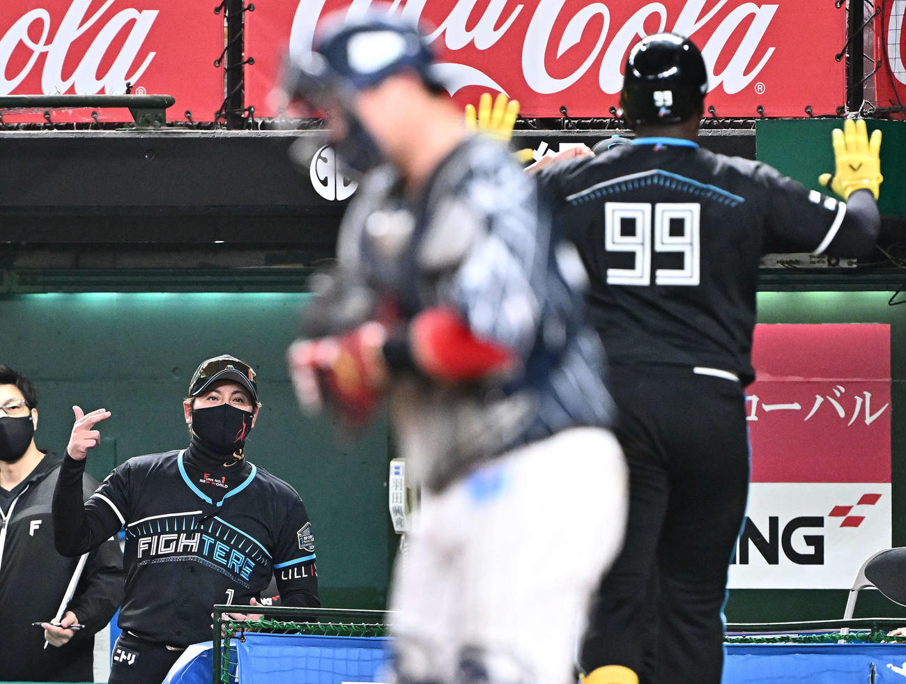 西武対日本ハム　6回表日本ハム無死、ソロ本塁打を放ったレイエス（手前）を迎える新庄監督（撮影・滝沢徹郎）