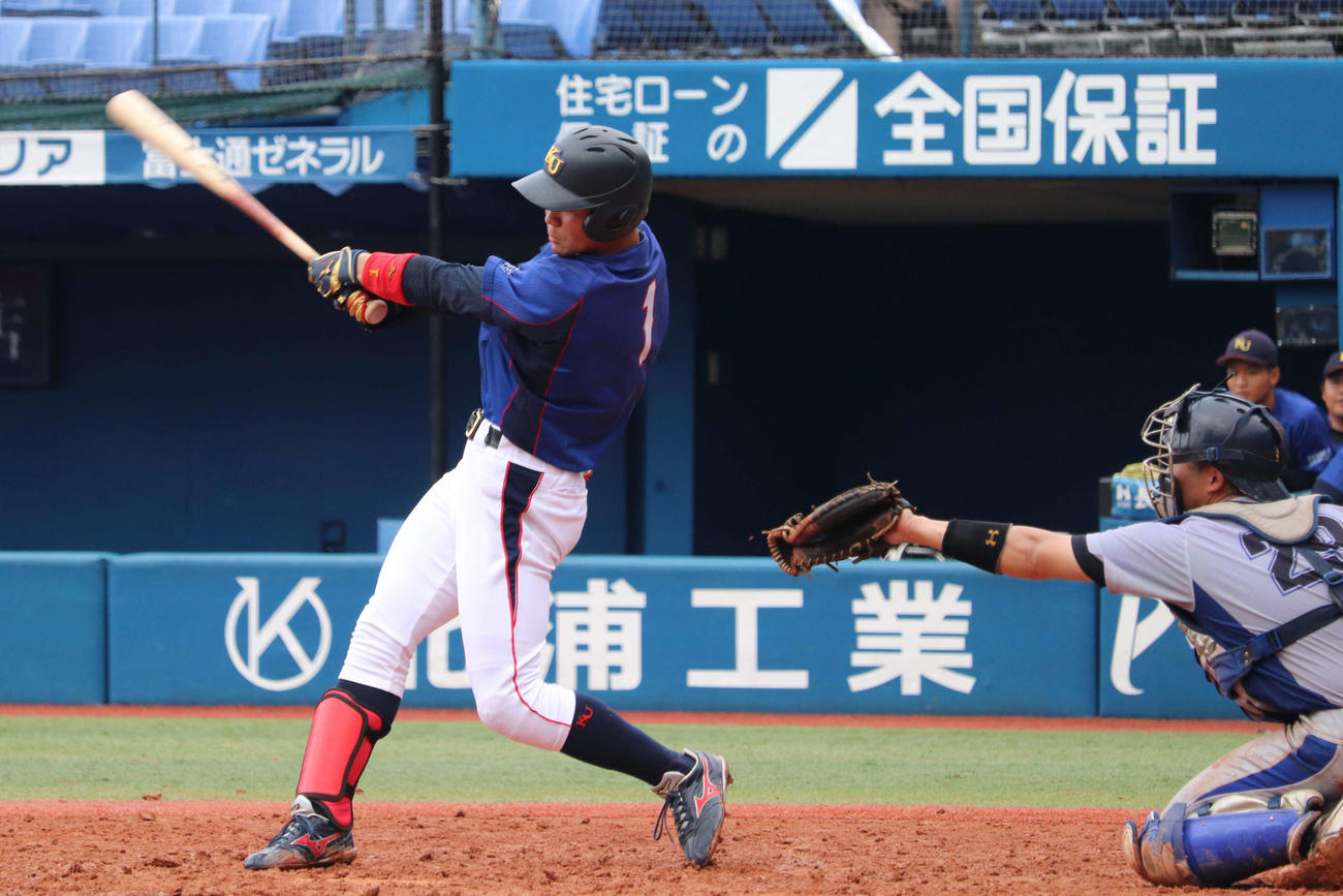 神奈川大1回裏、左越え三塁打を放った庄子雄大の打撃（撮影・保坂淑子）