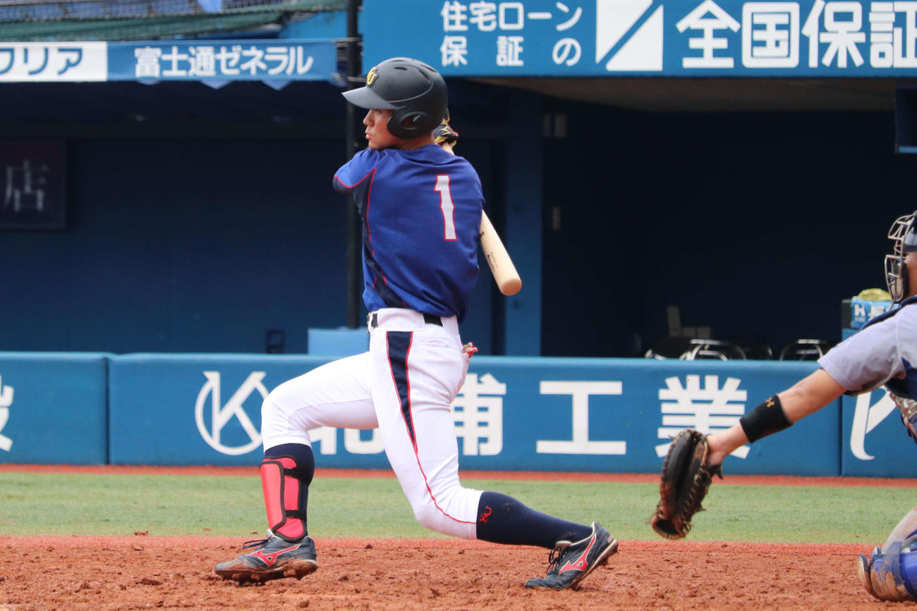 1回裏、左越え三塁打を放った神奈川大・庄子（撮影・保坂淑子）