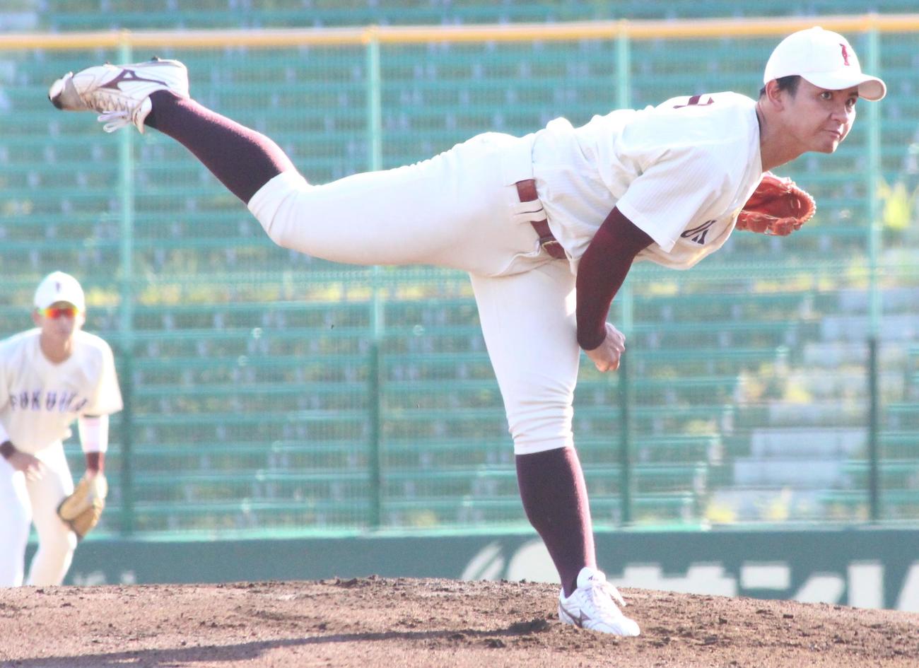 福岡大対九大　力投する福岡大・朝吹（撮影・菊川光一）