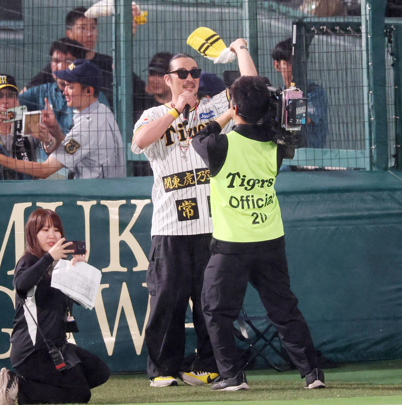阪神対巨人　5回裏を終え甲子園球場では湘南乃風の若旦那がタオルを振ってエールを送った（撮影・加藤哉）