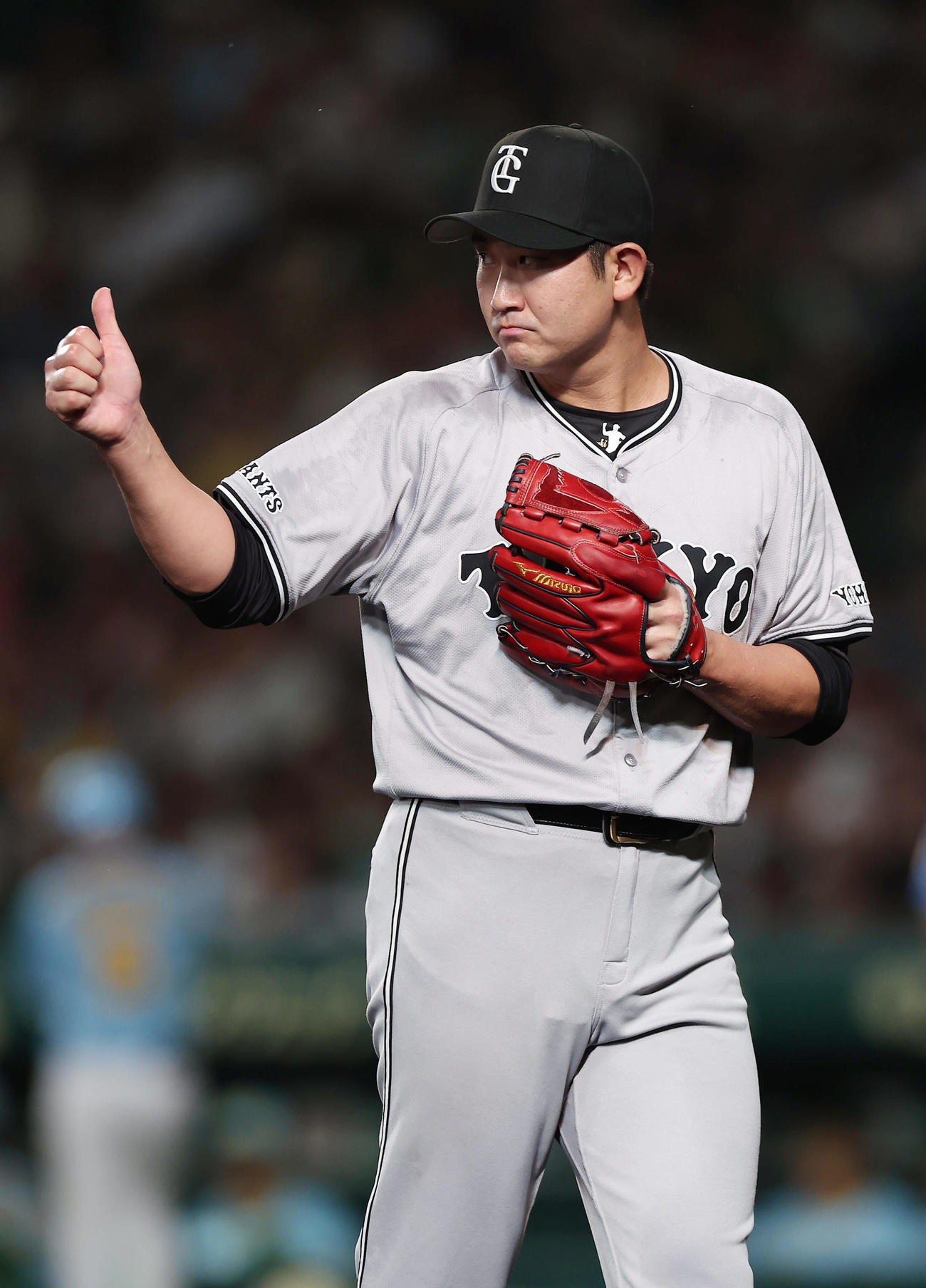 阪神対巨人　2回裏を投げ終え、サムズアップポーズを見せながらベンチへ戻る巨人菅野（撮影・前田充）