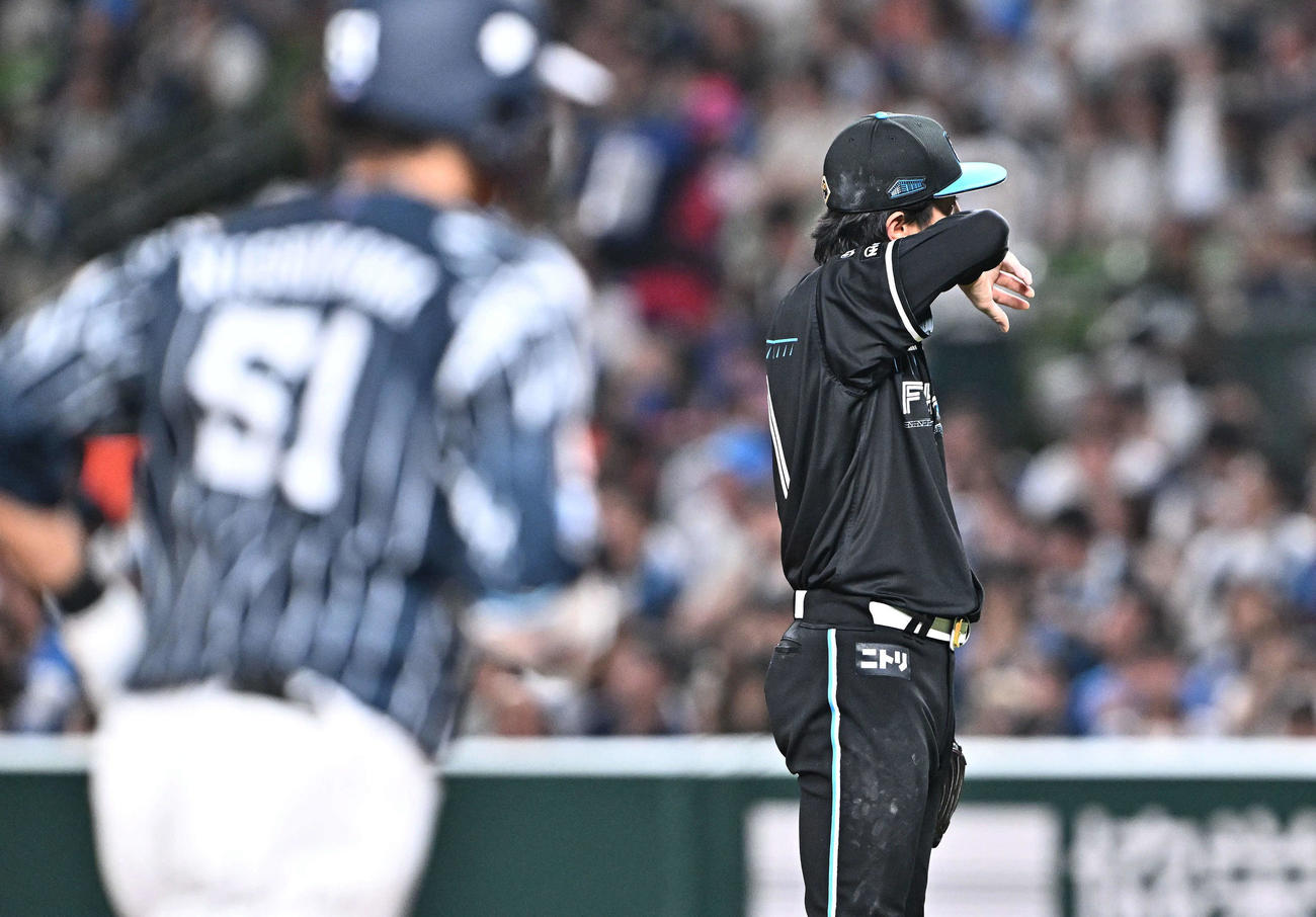 西武対日本ハム　6回裏西武1死一塁、西川（手前）に2点本塁打を許す北山（撮影・滝沢徹郎）