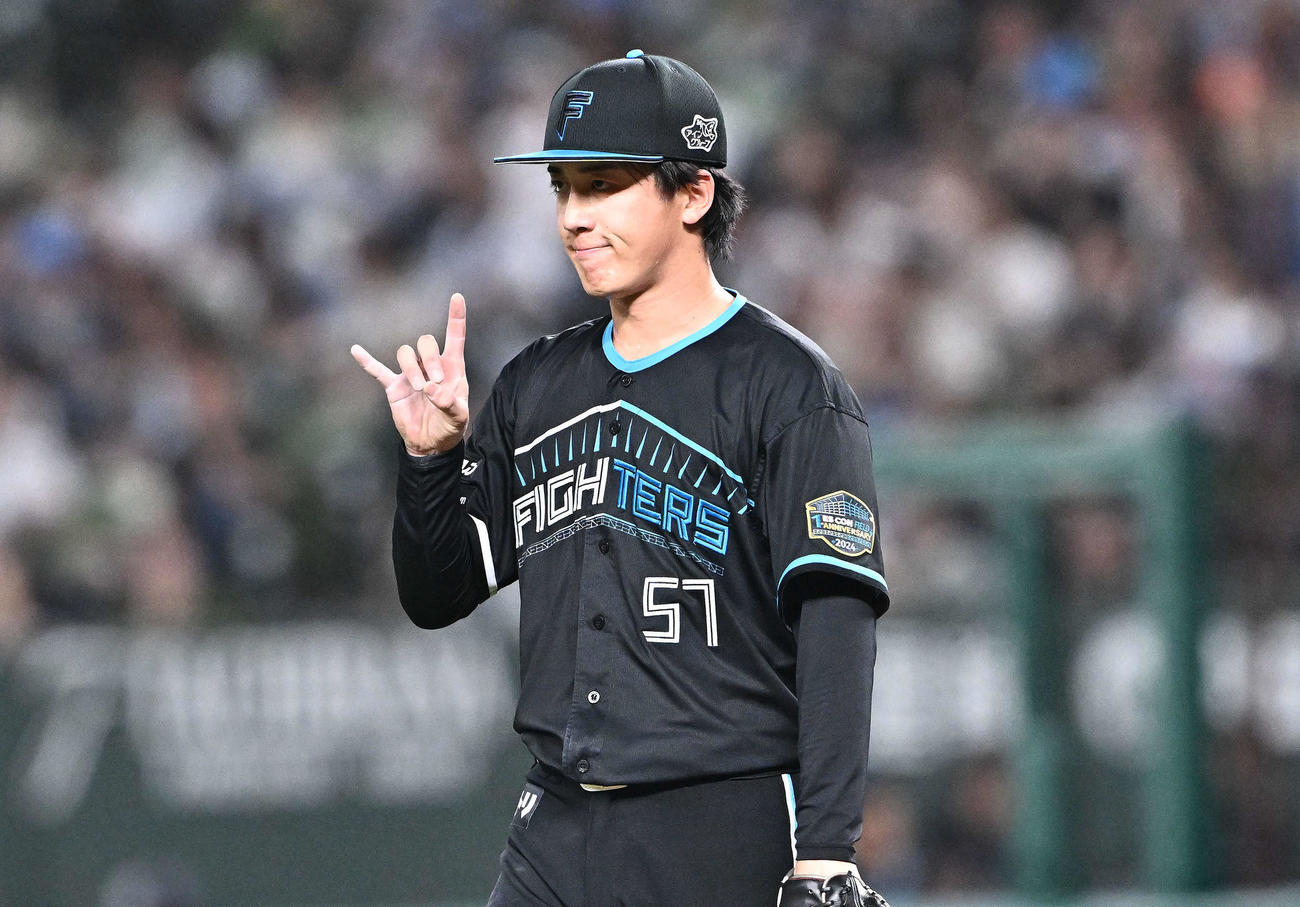 西武対日本ハム　ナインとアウトカウントを確認する日本ハム先発の北山（撮影・滝沢徹郎）