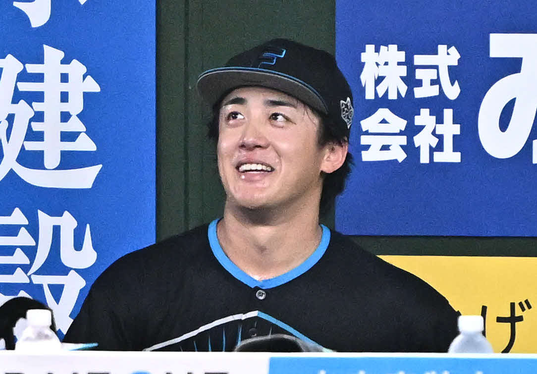 西武対日本ハム　5回裏を投げ終えた日本ハム先発の北山はベンチで笑顔を見せる（撮影・滝沢徹郎）