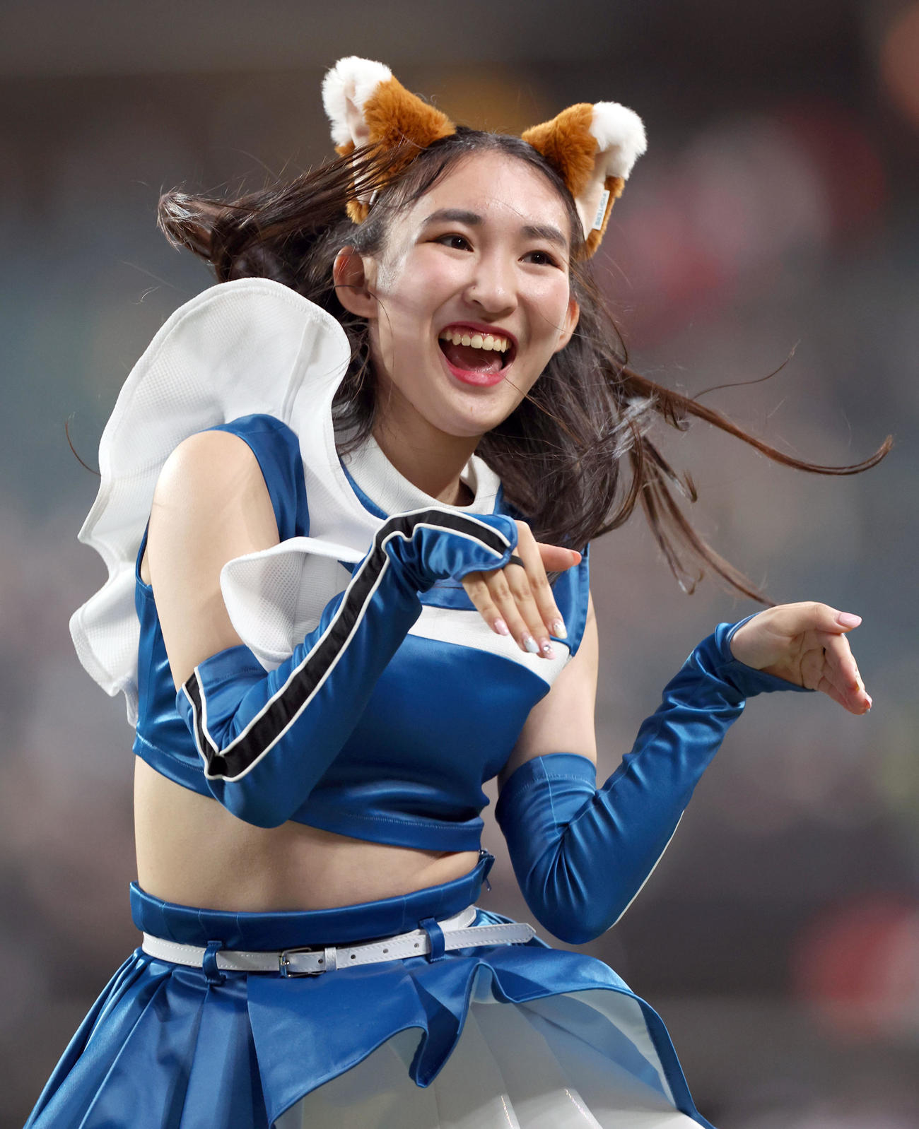 「きつねダンス」を踊るファイターズガールの志堅原花音