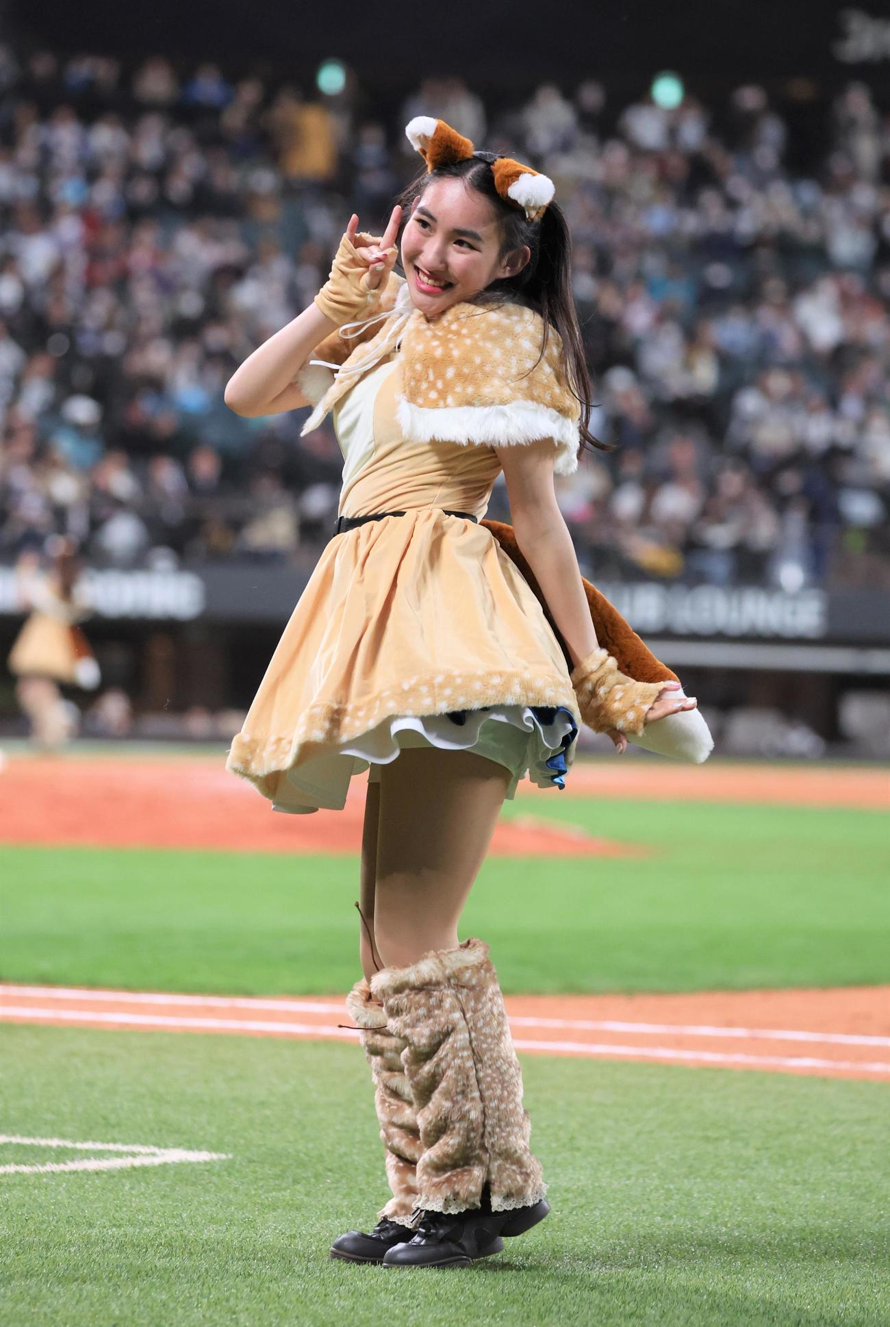 きつねダンスを踊るファイターズガールの志堅原花音さん