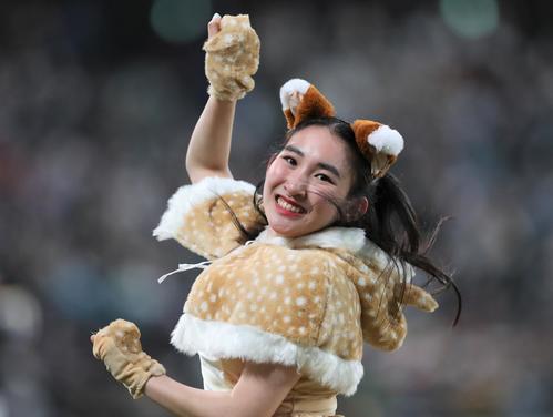 きつねダンスを踊るファイターズガールの志堅原花音